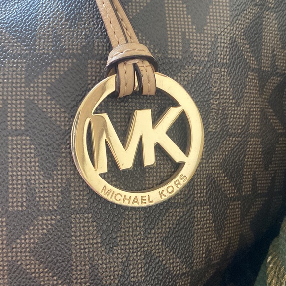 A Michael kors classic tote! - Picture 4 of 6